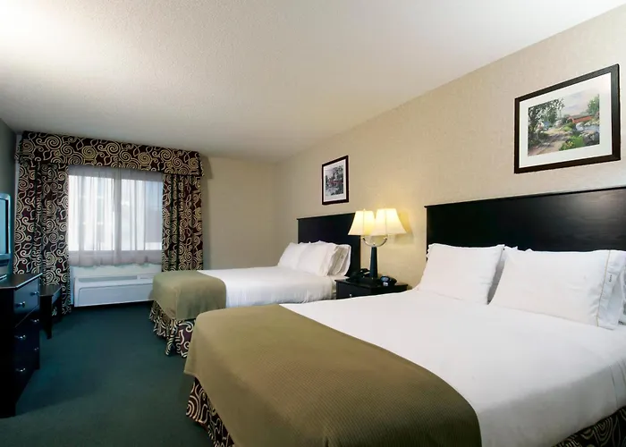 Hot Tub in Room Holiday Inn Express & Suites Minneapolis-Downtown Convention Center By Ihg